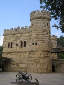 فنان لبناني ينحت قلعة من ثلاثة طوابق بمفرده