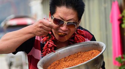 صيني يأكل 2.5 كغم من الفلفل الحار يومياً