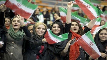 دعوة لاستبعاد إيران من استضافة بطولات الكرة الطائرة لمنعها النساء من حضور المباريات