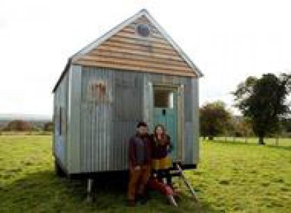 زوجان يبنيان منزلهما من الخردة لتوفير المال