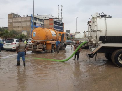 وزارتا الاعمار والموارد المائية تستنفران جهودهما الخدمية والبلدية لسحب مياه الامطار في بغداد والمحافظات