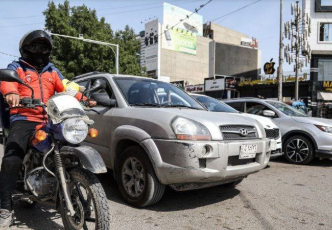 وزير الداخلية يوجه بحجز الدراجات النارية غير الملتزمة بالإشارة الضوئية 30 يوماً