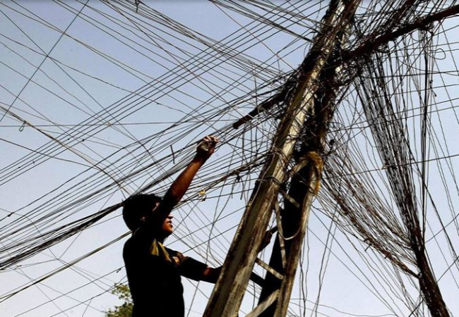 وزارة الكهرباء تكشف سبب تراجع ساعات التجهيز وتعد بصيف أفضل
