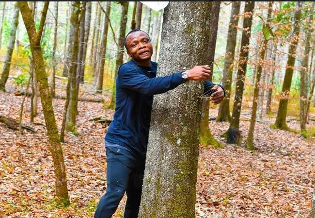 رجل يعانق أكثر من ألف شجرة لتسجيل رقم قياسي