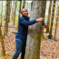 رجل يعانق أكثر من ألف شجرة لتسجيل رقم قياسي