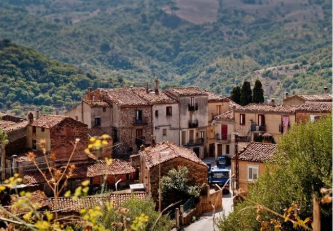 منازل بيورو واحد في قرية إيطالية.. ولا مشترين