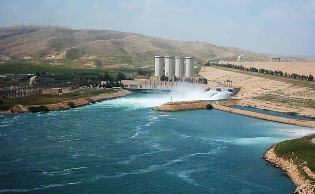 وزير الموارد المائية يؤكد سلامة سد الموصل ويستبعد التقارير التي تتحدث عن انهياره