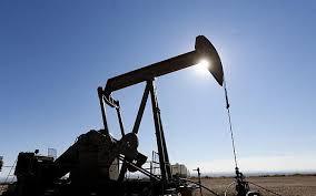 النفط ينخفض عند التسوية ويخسر 10% خلال الأسبوع