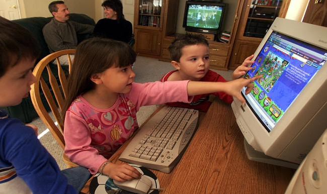 الأطفال في زمن الوباء .. كيف أسهم كورونا في الإدمان على الألعاب الألكترونية والبدانة؟