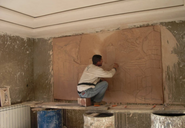 جزائري يصنع من جدران البيوت لوحات فنية