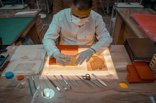 مركز لمعالجة المخطوطات النادرة في مرقد الامام الحسين (ع) يكشف عن انجازات علمية فريدة