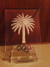 رعد حمودي يمنح درع وقميص الاولمبية الوطنية العراقية لممثلية كركوك