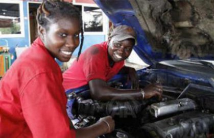 ﻿في السنغال: (الأنامل الناعمة) تغزو عالم إصلاح السيارات