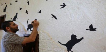 فنان غزي يعيد إحياء الجدران المهدمة برسوماته