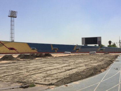 فرش الخليط الزراعي الجديد في أرضية ملعب الشعب