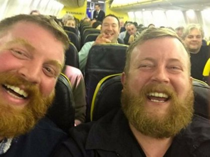 رجل يلتقي بشبيه له جلس بقربه في الطائرة