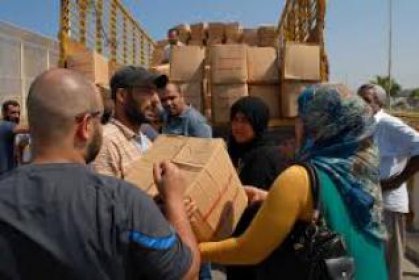 العمل توزع مساعدات على النازحين في مجمع الوزيرية