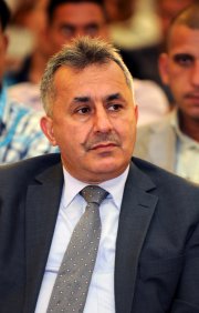 نحو 50 شخصا من رابطة نادي الشرطة يتظاهرون وسط بغداد