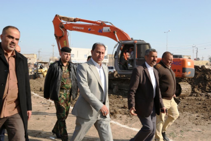 محافظ ذي قار يعلن المباشرة بتنفيذ مشروع تبليط شارع السدة بطريقة الدفع بالاجل