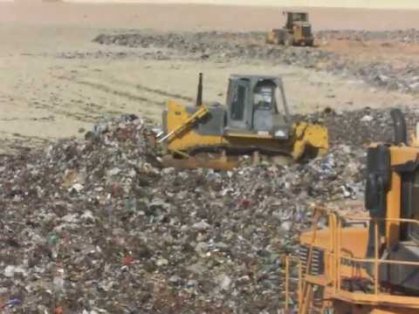 محافظة بغداد تنفذ حملة لرفع النفايات وتسوية الطرق في جسر ديالى