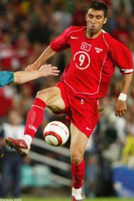 النجم الكروي الكبير هاكان شكور  يواجه عقوبة السجن لاتهامه بأهانة اردوغان