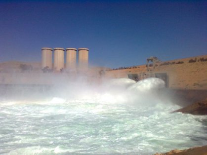 الحكومة تدعو سكّان المناطق المحاذية لمجرى دجلة الى اخذ احتياطاتهم من احتمال ضعيف لانهيار سد الموصل