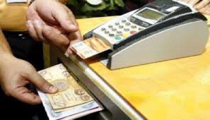 التربية توجه باعتماد بطاقة (الكي كارد) في صرف رواتب موظفيها