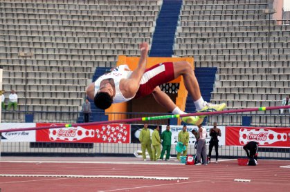 عبطان يهنئ الرياضي الشاب حسين فلاح بتحقيقه رقما قياسيا عراقيا بالقفز العالي