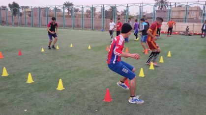 مقاول ايراني يكمل بناء ملعب مدرسة عموبابا على نفقته الخاصة