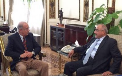 وزير النفط السيد عادل عبدالمهدي يلتقي رئيس الوزراء المصري في القاهرة