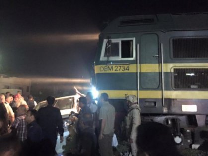 عائلة تنجو من الموت باصطدام قطار بسيارتهم في بغداد