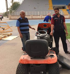 كلية الاسراء الجامعة تهدي ملعب الشعب الدولي ماكينة لقص الثيل الطبيعي