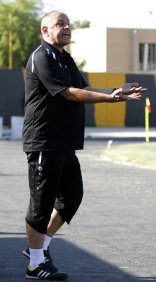 القضاء يلزم اتحاد الكرة بدفع 120 مليون دينار ورواتب 3 أشهر لحكيم شاكر