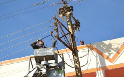 الكهرباء تنفذ حملة لرفع التجاوزات على الشبكة لفك أزمة الاختناقات في الرصافة