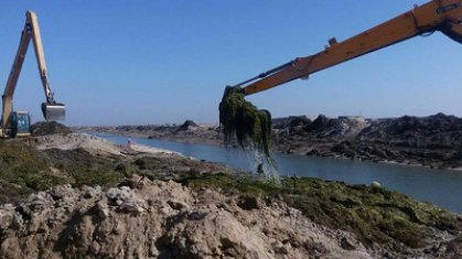 انجاز تنظيف معابر قناة مشروع ماء البصرة لمعالجة شح المياه