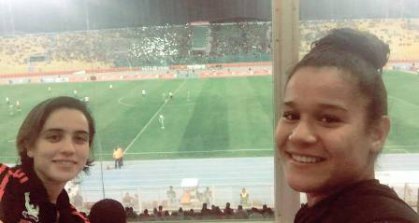 لاعبات المنتخب الوطني العراقي النسوي بكرة القدم يتابعن مباريات دوري النخبة