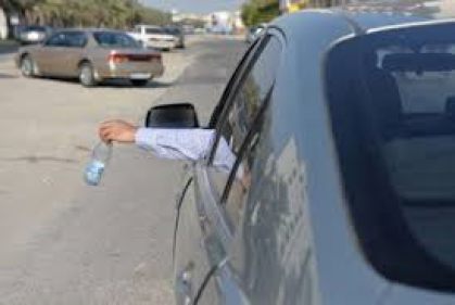 بغداد تدعو لايقاف ظاهرة رمي قناني الماء وبقايا الطعام من نوافذ السيارت