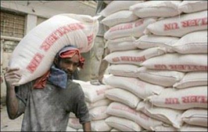 التجارة تعلن تجهيز أقضية ونواحي الانبار بأكثر من الفي طن من مادة الطحين