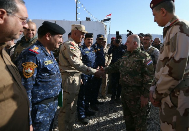 العبادي يجتمع ميدانياً مع القادة العسكريين في الموصل
