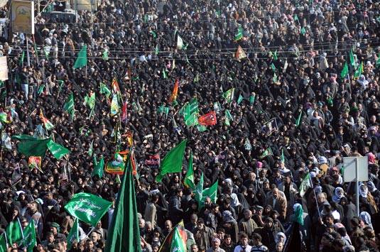 الجموع المليونية تواصل  سيرها صوب كربلاء المقدسة لاحياء اربعينية الامام الحسين ( عليه السلام )