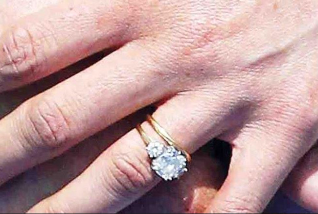 سيدة بريطانية تعثر على خاتم خطوبتها في أحد الحقول بعد 54 عامًا من ضياعه