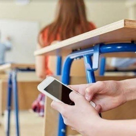 خطة لحظر الهواتف في المدارس من أجل “الكتابة باليد”