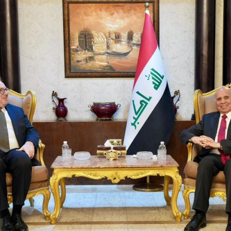 وزير الخارجية والقائم بالأعمال الأمريكي يؤكدان ضرورة العمل على خفض التوترات في المنطقة