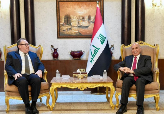 وزير الخارجية والقائم بالأعمال الأمريكي يؤكدان ضرورة العمل على خفض التوترات في المنطقة