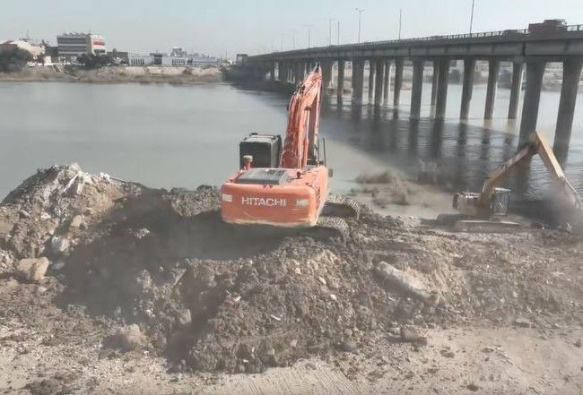 الموارد المائية تستمر بحملة إزالة التجاوزات من عمود نهر دجلة في بغداد
