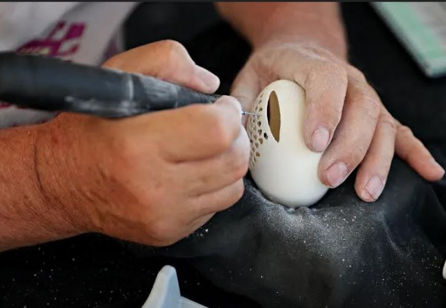 بصبر وإتقان.. فنان تركي يحول قشور البيض إلى تحف فنية