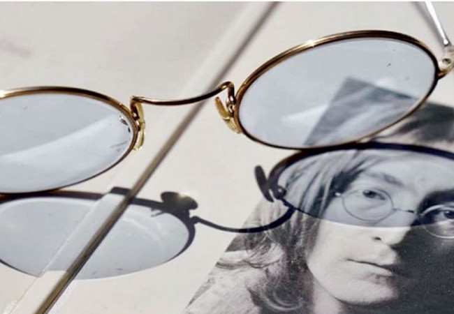 نظارات نجم فرقة البيتلز جون لينون للبيع