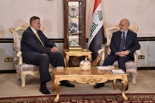 الجعفري يبحث مع رئيس بعثة يونامي سبل دعم ومساعدة العراق في حربه ضد داعش