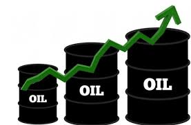 النفط يرتفع بفعل بيانات أميركية ومراهنات على تراجع المخزون
