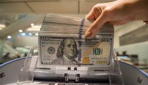 إرتفاع جنوني للدولار في العراق.. والمالية النيابية تحمل البنك المركزي المسؤولية